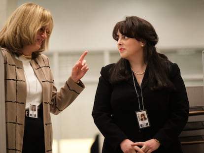 Sarah Paulson como Linda Tripp (izquierda) y Beanie Feldstein como Monica Lewinsky en la tercera temporada de 'American Crime Story'.