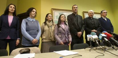 Monjas miguelianas y sacerdotes que apoyan a Miguel Rosendo, durante una comparecencia en Pontevedra.