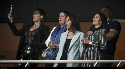 Georgina Rodríguez, a la derecha, junto a la familia de Cristiano Ronaldo, en Lisboa, el pasado domingo.