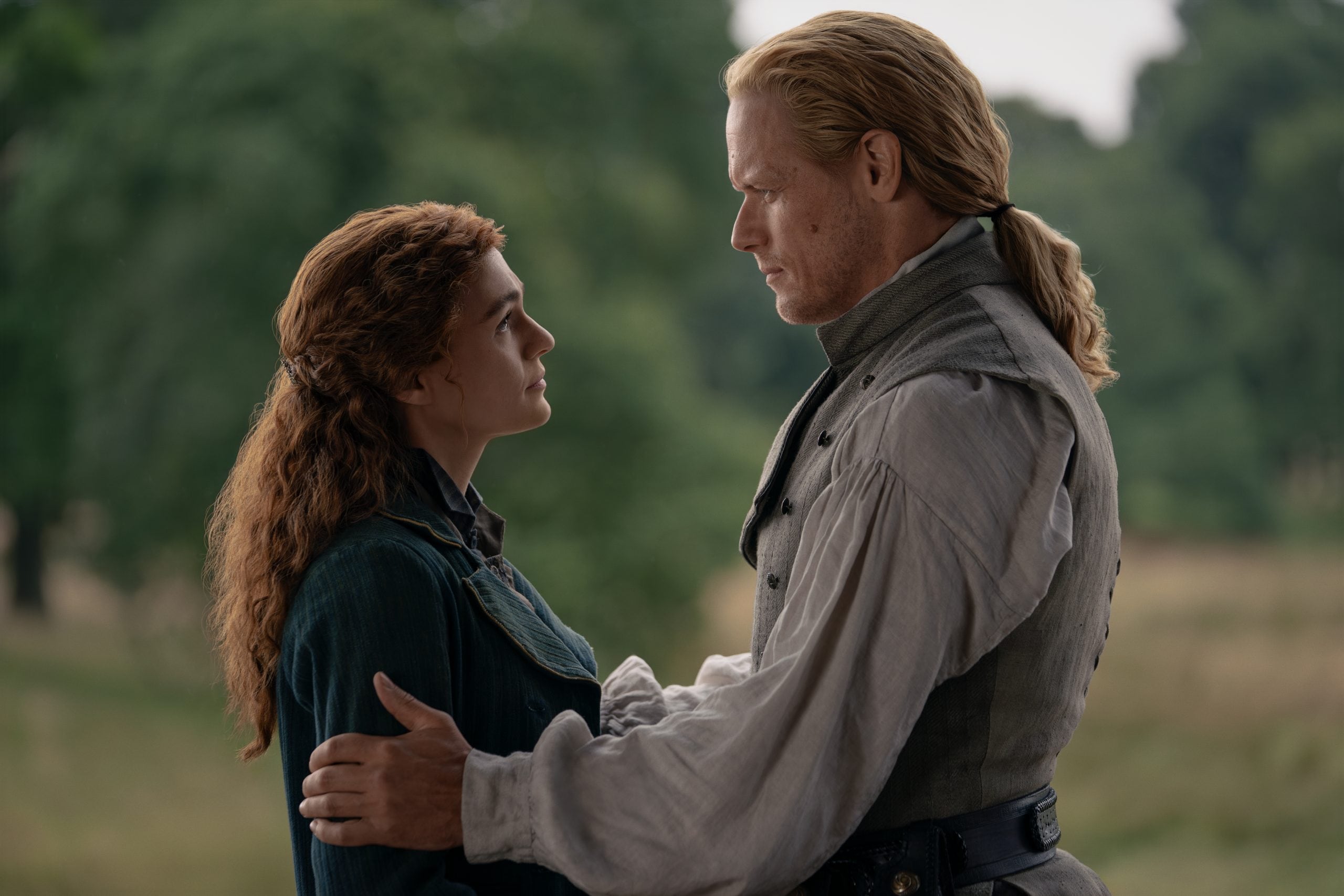 Sophie Skelton y Sam Heughan, en el último episodio de 'Outlander'.