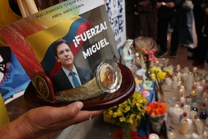Una figura de la Virgen María junto a una foto de Miguel Uribe, en un homenaje frente a la Fundación Santa Fe, este martes.