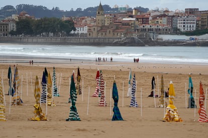 Ausencia de bañistas debido a la lluvia y a una temperatura de 20 grados, el sábado en la playa de San Lorenzo de Gijón.