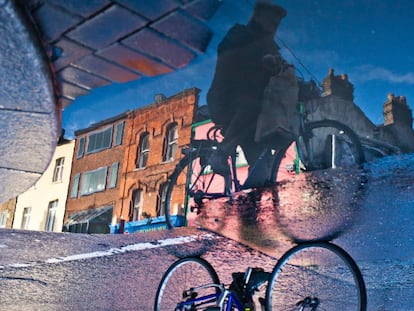 Um ciclista em uma rua de Dublim (Irlanda).