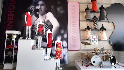 La colección de vestidos de Amy Winehouse y su batería en la subasta de Julien's Auctions celebrada en California en noviembre de 2021.