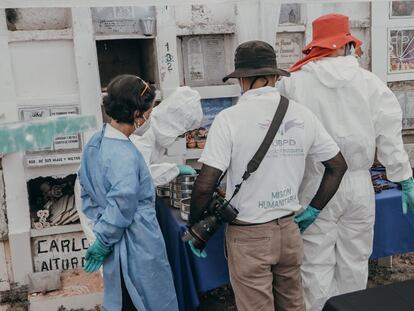 La directora de la Unidad para la Búsqueda de Personas Dadas por Desaparecidas, Luz Marina Monzón, supervisa las exhumaciones en el cementerio de Currumaní, Cesar, en el norte de Colombia.