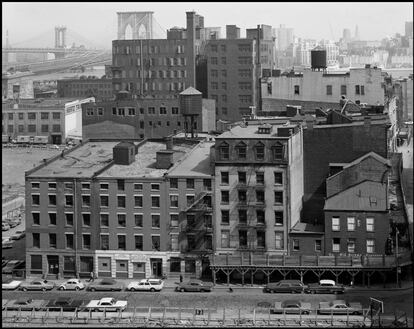 El área del puente de Brooklyn vista desde el tejado del Hospital Beekman (1967). |