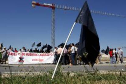 Más de medio centenar de sindicalistas en una concentración junto a la obra donde falleció un trabajador de la construcción en Avila.