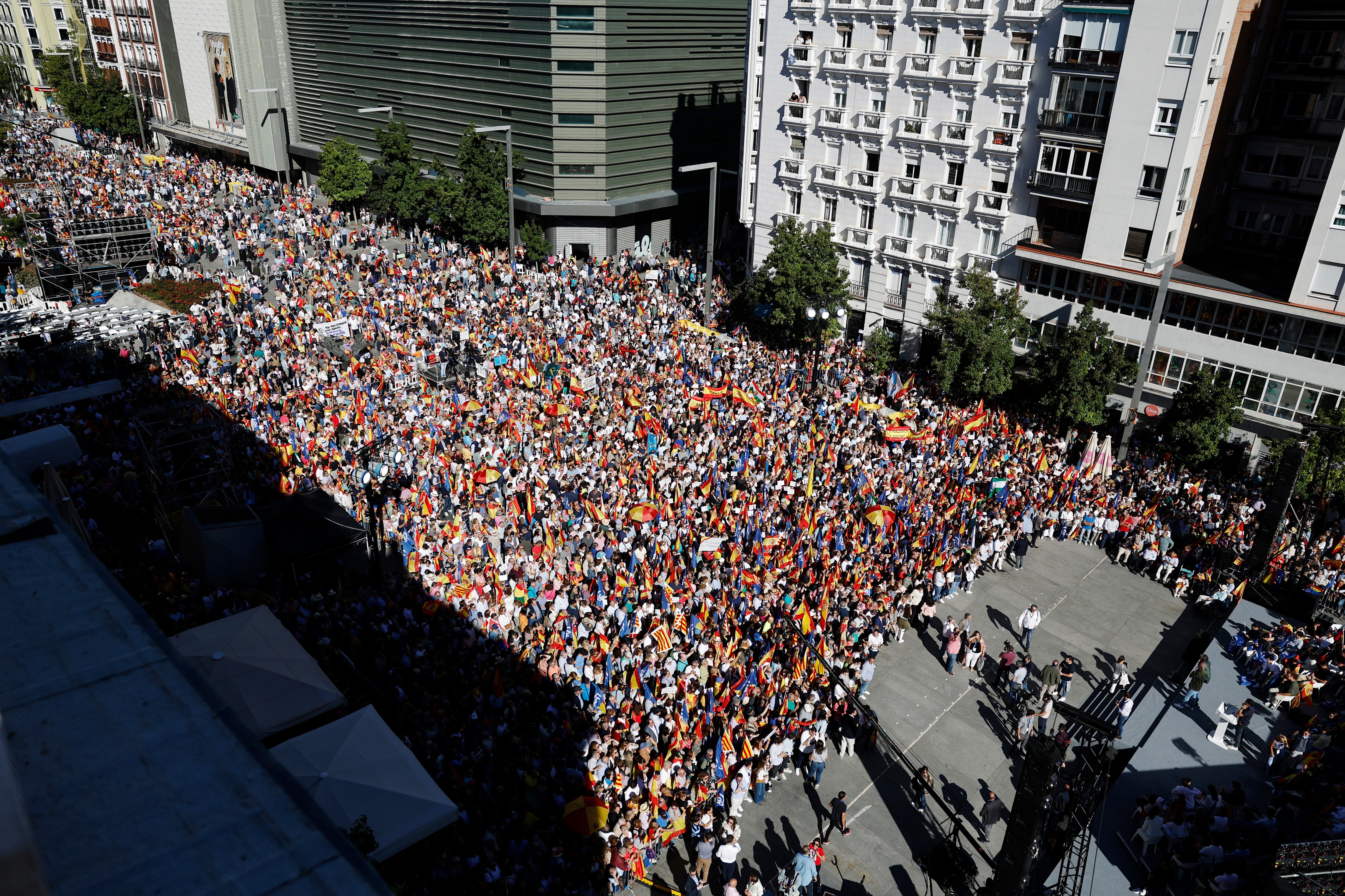 Miles de personas asisten al mitin del PP en la plaza de Salvador Dalí de Madrid, este domingo. 