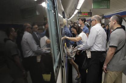 Viajeros intentando entrar a un vagón de metro en la estación de Sol.