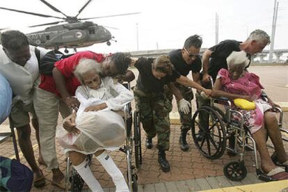 Militares estadounidenses ayudan a una familia antes de ser evacuada de Nueva Orleans.