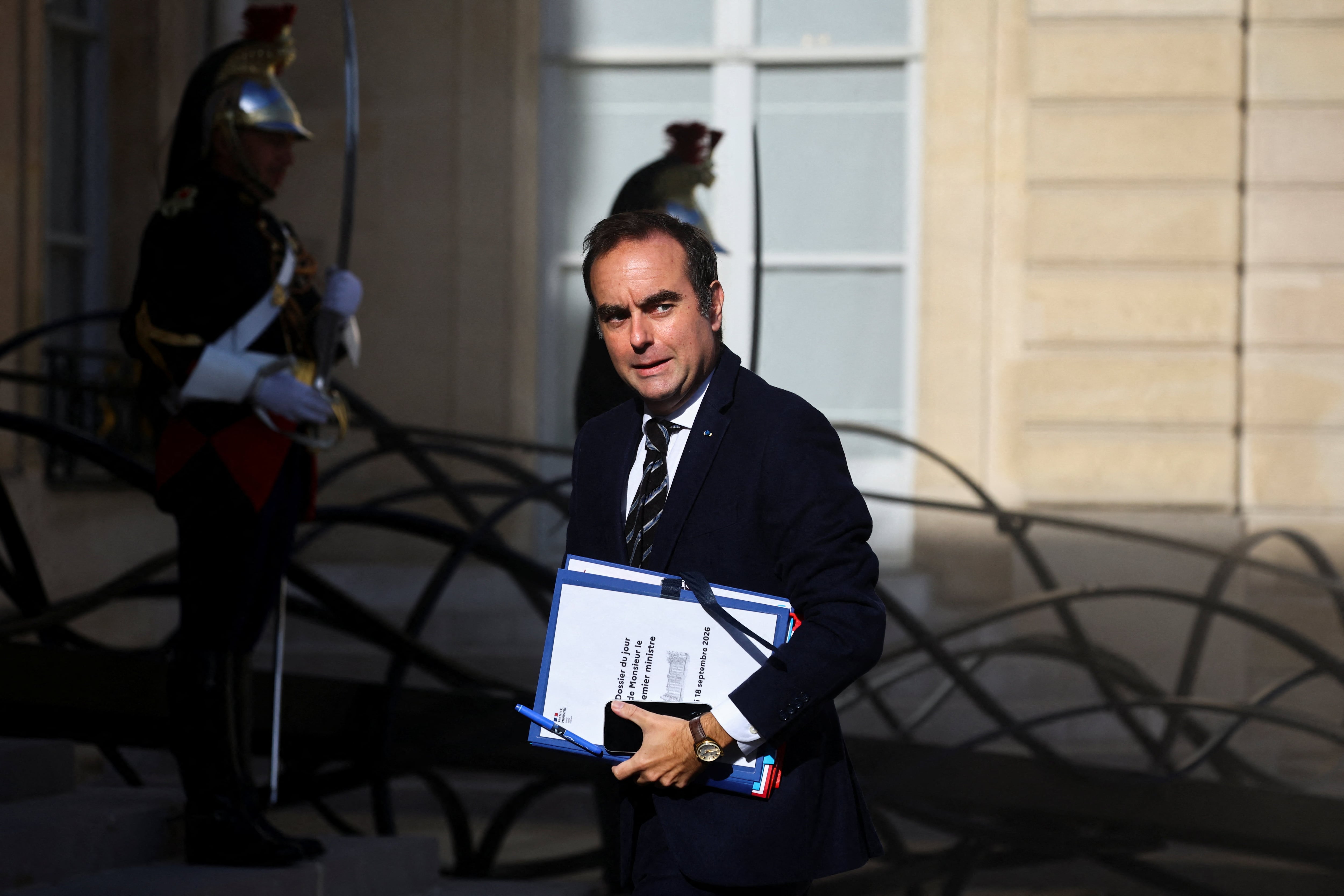 Francia negocia los recortes del último presupuesto de la era Macron en plena crisis por el precio de la energía