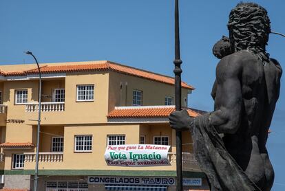 Estatua al mencey Tinguaro, con un cartel electoral de Ignacio Rodríguez Jorge al fondo, en La Matanza de Acentejo, el 14 de mayo. 