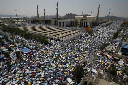 Peregrinos musulmanes se reúnen para rezar, cerca de la mezquita Namira en el Monte Arafat.