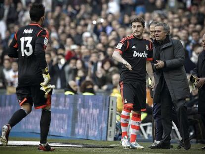 Casillas con Adán y Mourinho en el partido contra la Real.