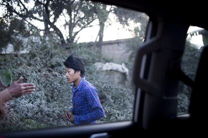 "Pensar, olvidar o recordar. Aceptar la ayuda ofrecida o denegarla. Elegir el camino a seguir". Un chico camina pensativo junto a una carretera de entrada a Katmandú. 
