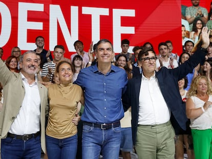 Pedro Sánchez, con Jaume Collboni, Meritxell Batet y Salvador Illa en el mitin de los socialistas en Barcelona.