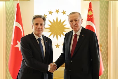 El secretario de Estado de EE UU, Antony Blinken, saluda este sábado al presidente de Turquía, Recep Tayyip Erdogan, en Estambul.