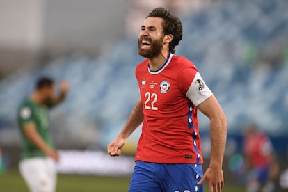 Ben Brereton celebra su primer gol con Chile en el partido contra Bolivia, en Copa América