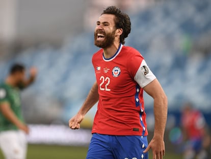 Ben Brereton celebra su primer gol con Chile en el partido contra Bolivia, el pasado 18 de junio.