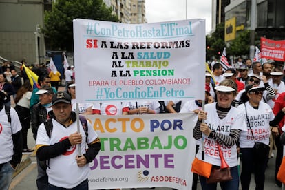 Manifestantes exigen al Congreso que desatasque las reformas propuestas por Petro