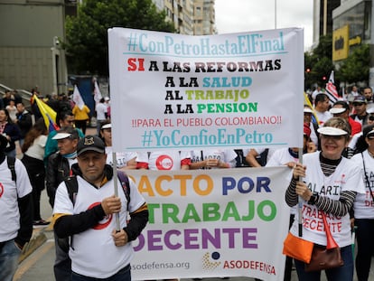 Manifestantes exigen al Congreso que desatasque las reformas propuestas por Petro, en Bogotá, el pasado 7 de junio.