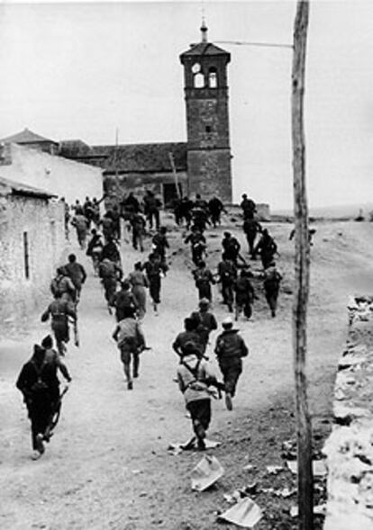 Combatientes de la Guerra Civil toman un pueblo.