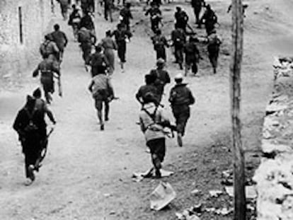 Combatientes de la Guerra Civil toman un pueblo.
