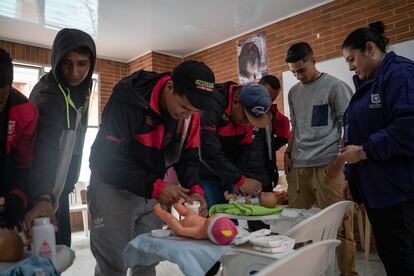 Asistentes al taller de "Hombres al Cuidado”, hacen una simulación de cambio de pañales, en la localidad de Usme, Cundinamarca, el 18 de Octubre de 2022.