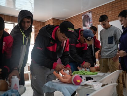Asistentes al taller de "Hombres al Cuidado”, hacen una simulación de cambio de pañales, en la localidad de Usme, Cundinamarca, el 18 de Octubre de 2022.