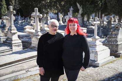 Paloma Contreras (izquierda) y Ainara Ariztoy, de la asociación FunerArte, en el cementerio de San Justo, en Madrid.