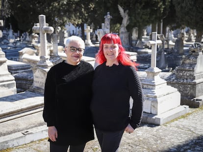 Paloma Contreras (izquierda) y Ainara Ariztoy, de la asociación FunerArte, en el cementerio de San Justo, en Madrid.