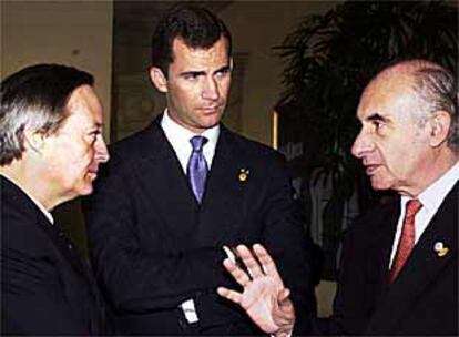 De la Rúa conversa con el Príncipe de Asturias y el ministro Piqué, en la toma de posesión del presidente de Perú.