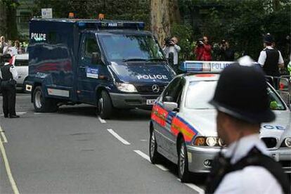 Un furgón policial conduce ante los jueces a los procesados por la trama terrorista.