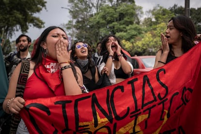 Estudiantes de la Universidad Nacional de Colombia marchan en el interior del campus universitario.