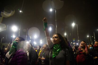 Mujeres participan en una protesta en Bogotá, Colombia, en noviembre de 2021.