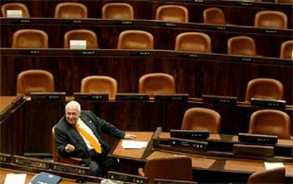 El primer ministro israelí, Ariel Sharon, momentos antes del inicio de la sesión en el parlamento de Jerusalen.