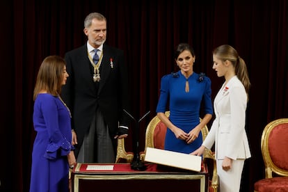 La princesa Leonor jura la Constitución ante la presidenta del Congreso, Francina Armengo y los reyes de España.