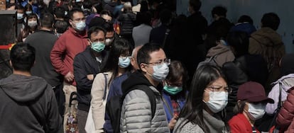 Personas con máscars en Hong Kong.