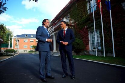 Mariano Rajoy y Pedro Sánchez posan en la Moncloa durante su encuentro del pasado miércoles.