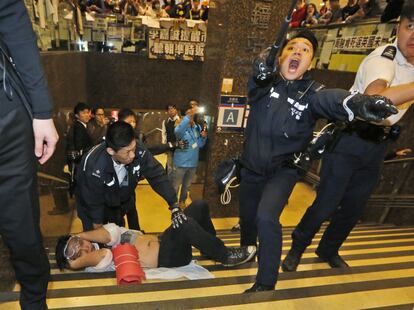 Cientos de personas continúan en el área de Admiralty, el principal campamento desde donde se dirigen las protestas democráticas que hoy cumplen 65 días, desde donde a primera hora de la noche del domingo trataron de bloquear los accesos a los principales edificios gubernamentales, entre ellos el del Consejo Legislativo (el Parlamento) y la oficina de la Jefatura de Gobierno.