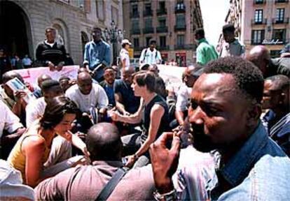 Unos 90 inmigrantes se concentraron ayer en la plaza de Sant Jaume para pedir la prolongación de las ayudas.