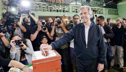 El candidato del Frente Amplio, Tabaré Vázquez, en el momento de la votación.