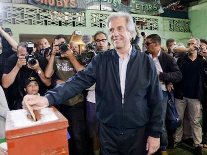 El candidato del Frente Amplio, Tabaré Vázquez, en el momento de la votación.