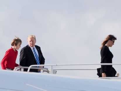 El presidente Donald Trump, su esposa, Melania, y su hijo, Barron, el lunes en Florida.