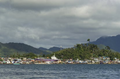 Barcos encallados en Anibong.