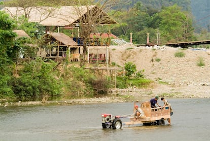 Laos es un país que, a pesar del crecimiento del turismo, no cuenta con las infraestructuras más básicas. Los tractores hacen de improvisados autobuses interurbanos.