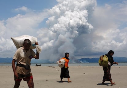 Guterres teme que la crisis tenga efectos desestabilizadores en toda la región. Tres refugiados rohingya caminan por una playa tras cruzar la frontera entre Myanmar y Bangladés.