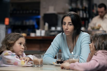 Zaira Romero Interpreta a su propia madre en ‘El clan Olimpia’, de Disney +.