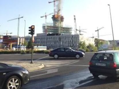 Un aparatoso incendio se ha declarado esta tarde en un edifico en obras próximo a una gasolinera y a un conocido centro comercial de las Tablas (Madrid).