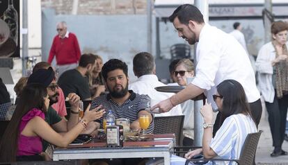 Un camarero en un bar del centro de Sevilla